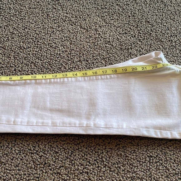 Joe’s White Jeans Size 12 in Like New Condition - Picture 8 of 9
